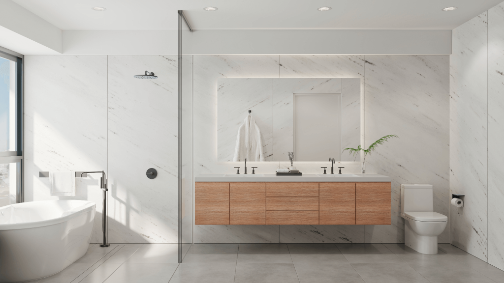 Een grote spiegel met geïntegreerde verlichting in een luxe badkamer