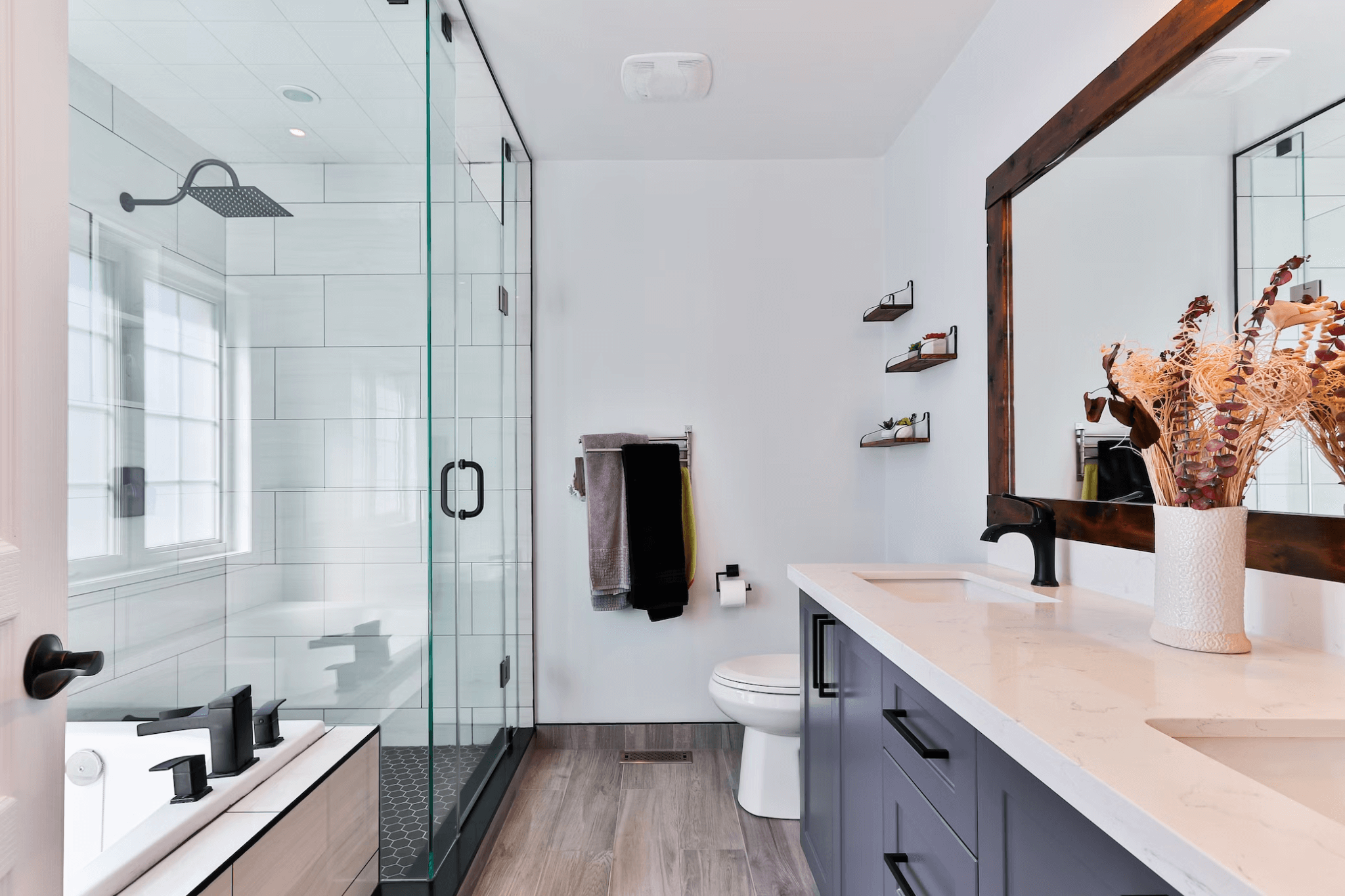 Отдельно стоящая или встроенная мебель для ванной: что лучше?