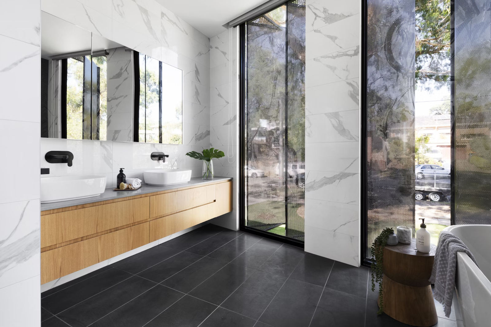 10 ideas inspiradoras de tocadores con espejos de baño para realzar tu espacio