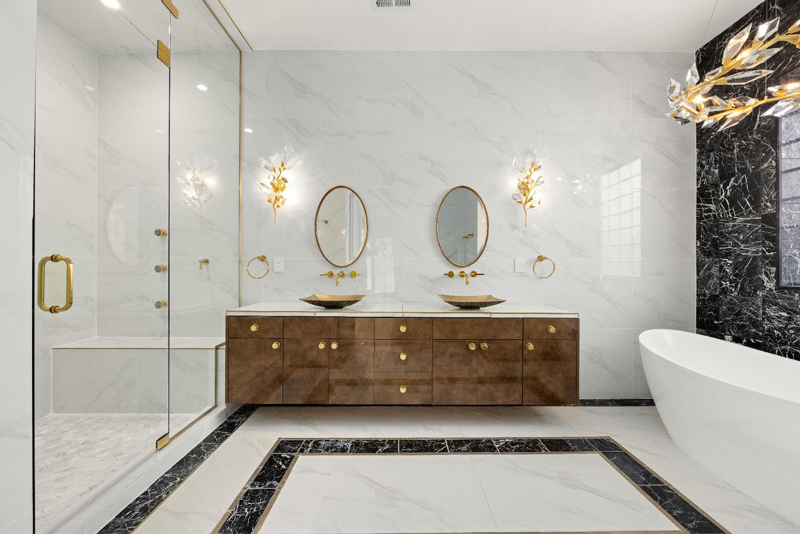 Деревянные и металлические рамы для зеркала в ванной: плюсы и минусы