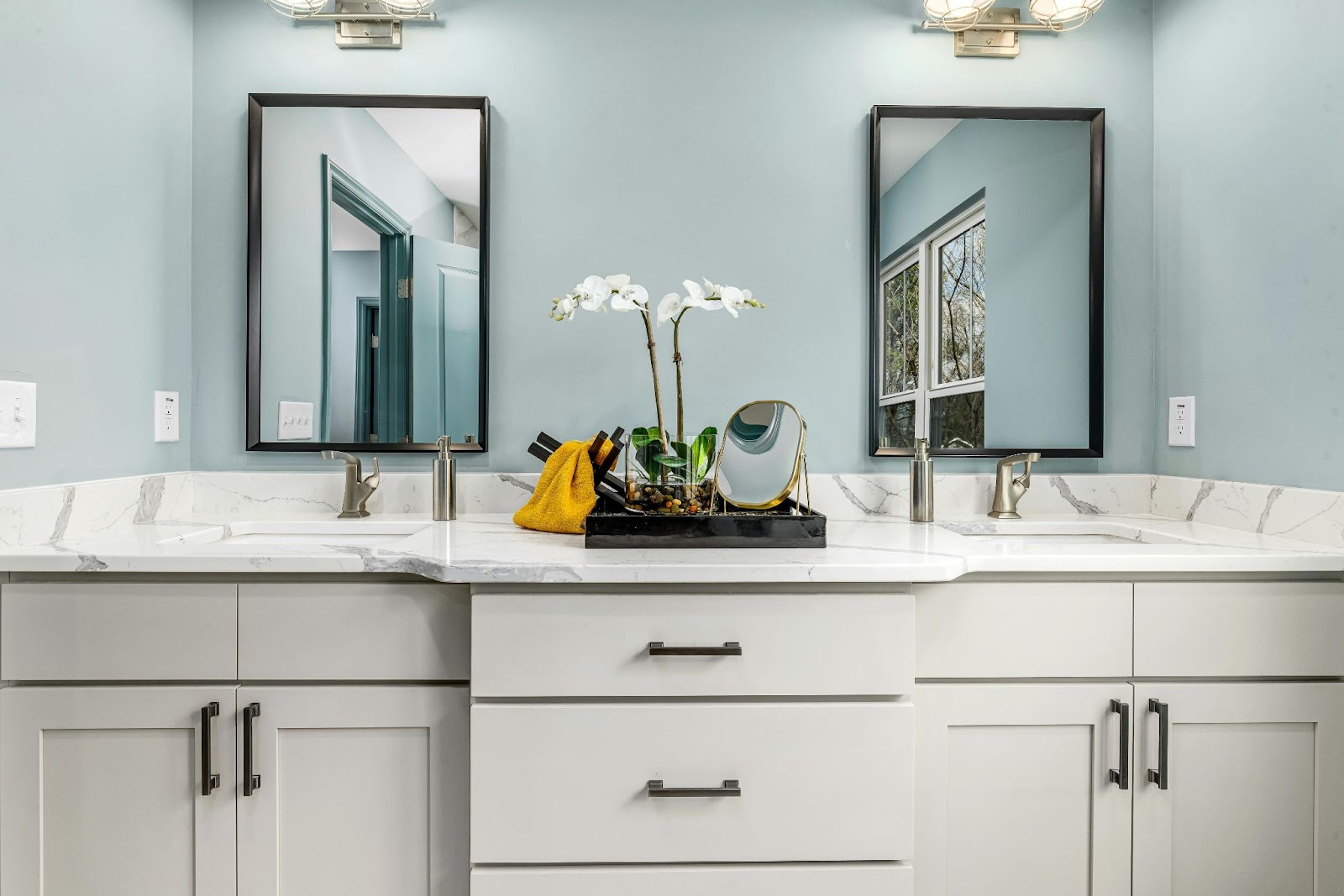 Guia rápido para tipos de molduras de espelhos de banheiro
